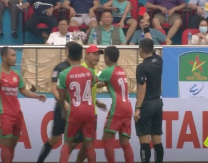 HLV Bình Phước: Tôi không đấm trọng tài, hành động lúc đó là giọt nước tràn ly - 1