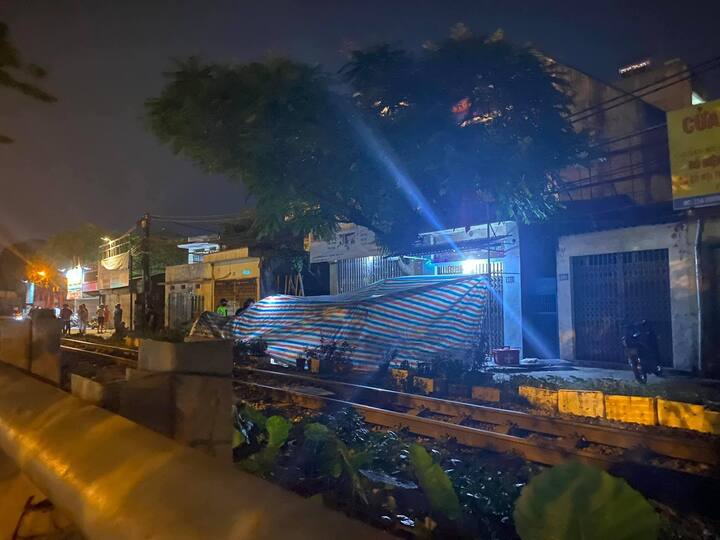 Hà Nội: Va chạm tàu hoả, cô gái trẻ tử vong - 1