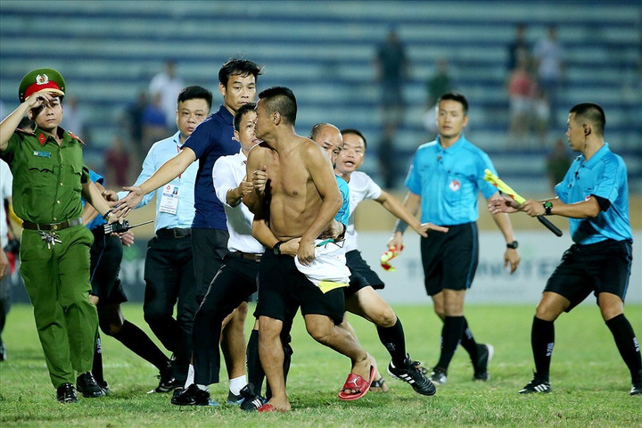 Điểm lại những lần trọng tài bị đánh gây tai tiếng của bóng đá Việt Nam - 1