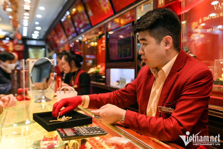 Giá vàng giảm mạnh phiên cuối tuần, USD hồi phục - 1