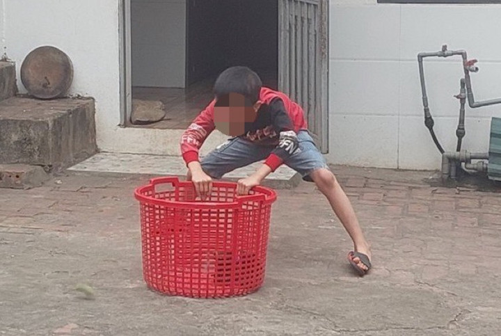 Thương cảm vợ chồng cựu chiến binh 63 tuổi vất vả nuôi 4 con, cháu khuyết tật - 2