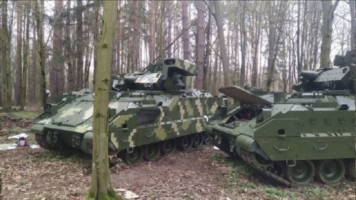 Phát hiện xe chiến đấu Bradley của Mỹ trong màu sơn camo ở Ukraine - 1
