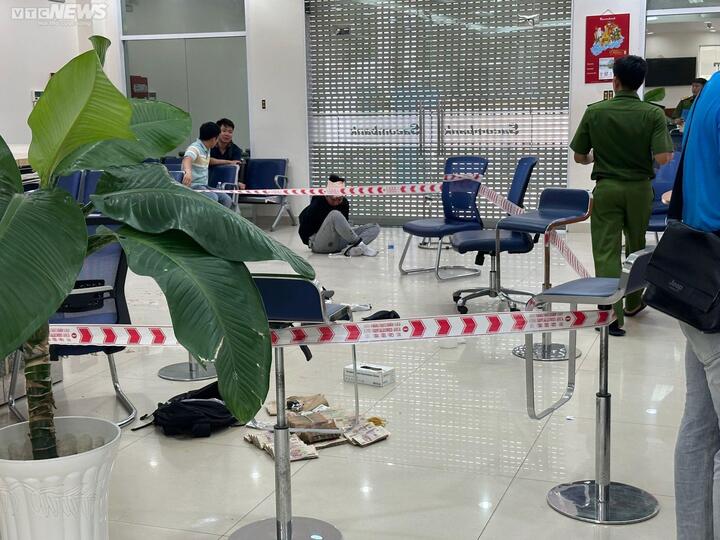 Danh tính nghi phạm cầm vật giống súng vào cướp ngân hàng tại Bình Dương - 1