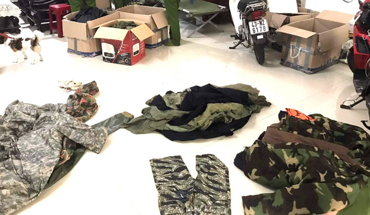 Công an Đà Nẵng tạm giữ gần 500 sản phẩm có kiểu dáng, nhãn quân phục nước ngoài - 1