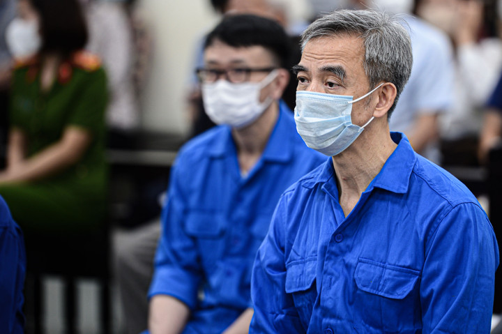 Cựu Giám đốc Bệnh viện Tim Hà Nội Nguyễn Quang Tuấn bị dẫn giải tới tòa - 5