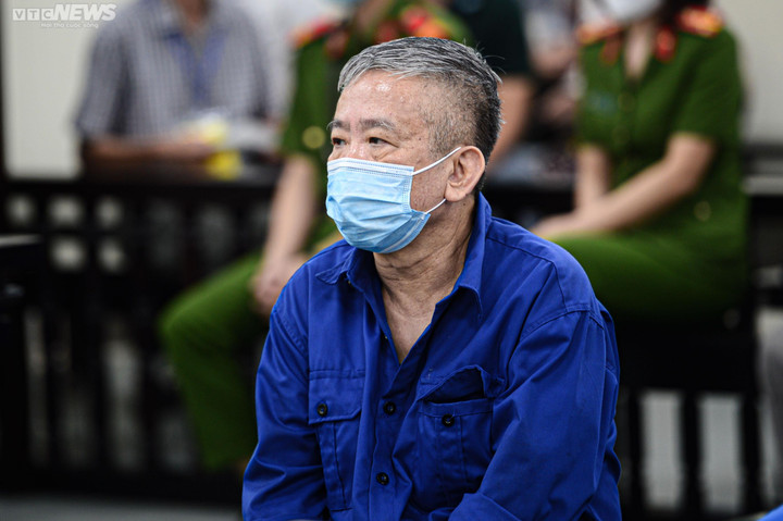 Cựu Giám đốc Bệnh viện Tim Hà Nội Nguyễn Quang Tuấn bị dẫn giải tới tòa - 8