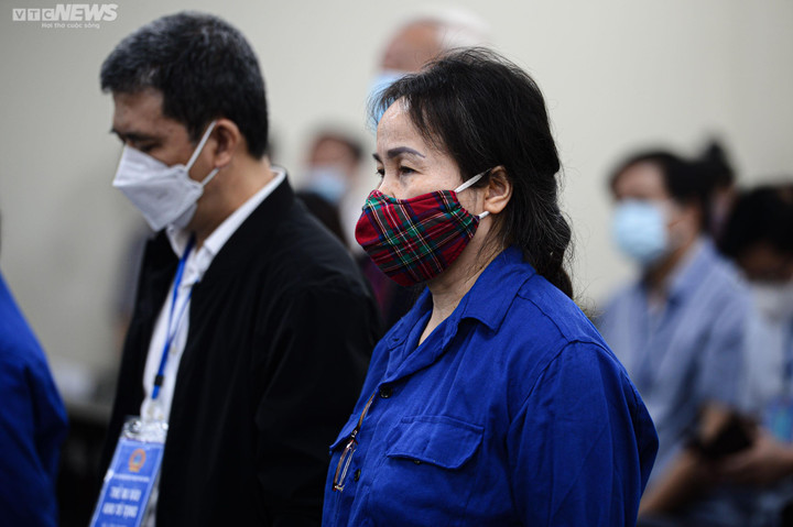 Cựu Giám đốc Bệnh viện Tim Hà Nội Nguyễn Quang Tuấn bị dẫn giải tới tòa - 13