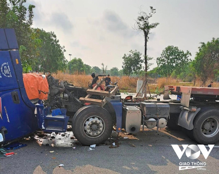 Bình Dương: Cuộn tôn hàng chục tấn đè nát cabin xe đầu kéo - 1