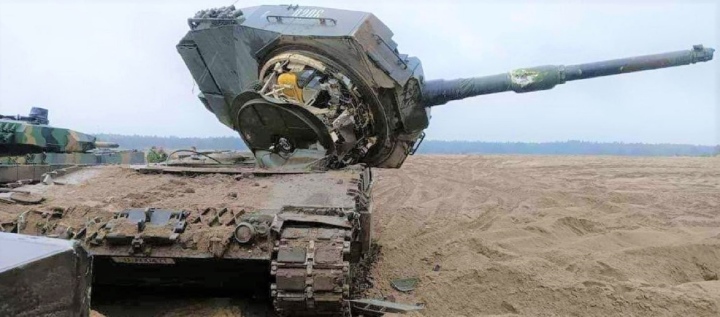 Lính Ukraine phá hỏng xe tăng Đức trước khi kịp ra trận - 1