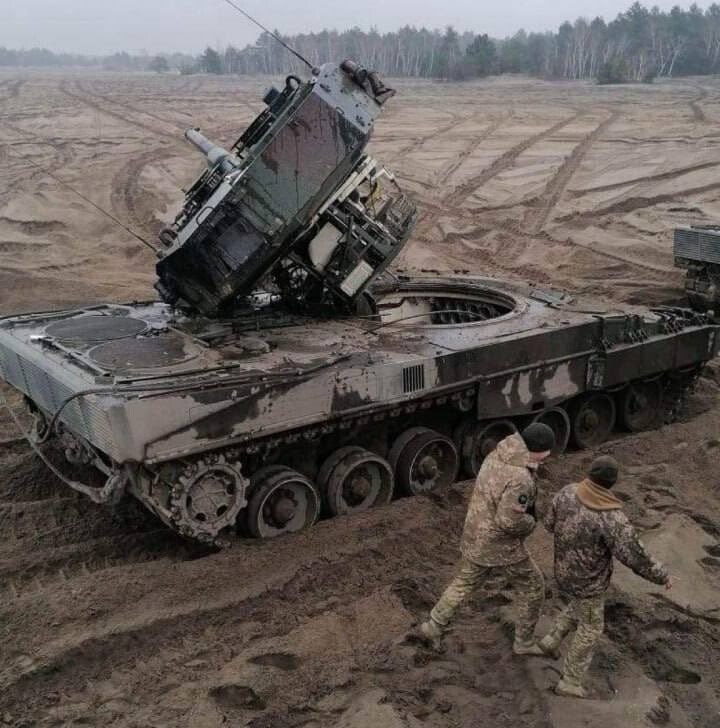 Lính Ukraine phá hỏng xe tăng Đức trước khi kịp ra trận - 2