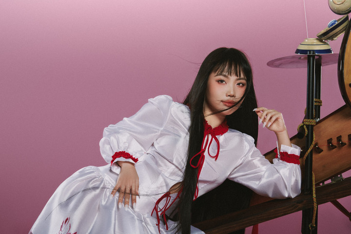 Sao Việt 20/4: Bị nhắc 'đừng nổi đoá đôi co với người hâm mộ', Lệ Quyên nói gì? - 1