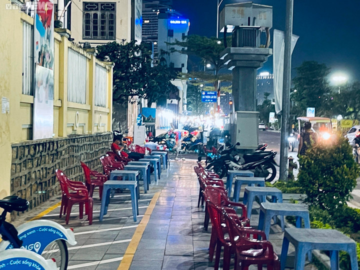 Vỉa hè, lòng đường TP Quy Nhơn biến thành quán nhậu, bãi giữ xe - 10