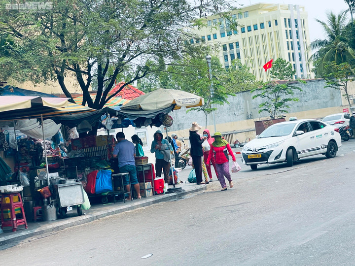 Vỉa hè, lòng đường TP Quy Nhơn biến thành quán nhậu, bãi giữ xe - 9