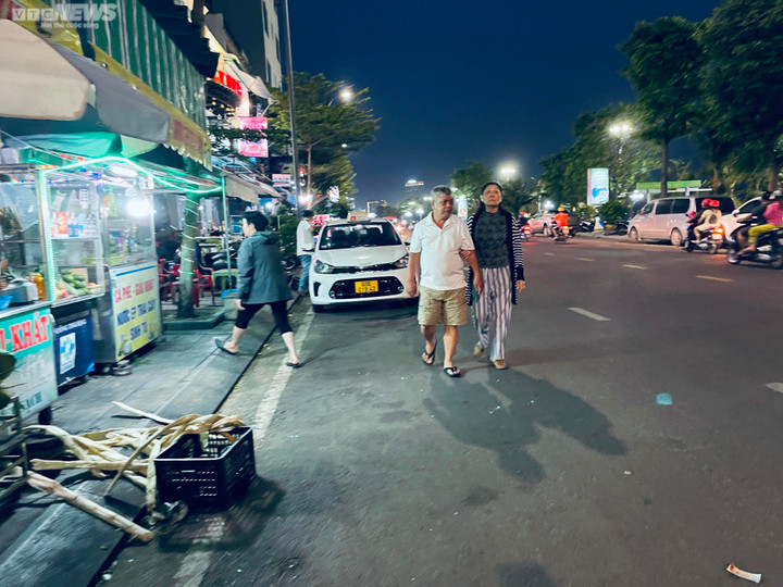 Vỉa hè, lòng đường TP Quy Nhơn biến thành quán nhậu, bãi giữ xe - 7