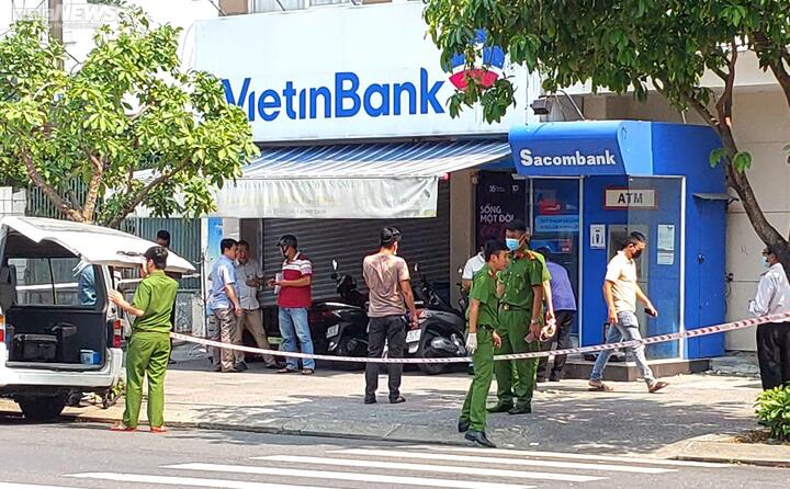 Hiện trường nam thanh niên cầm súng cướp ngân hàng ở giữa trung tâm Đà Nẵng - 1
