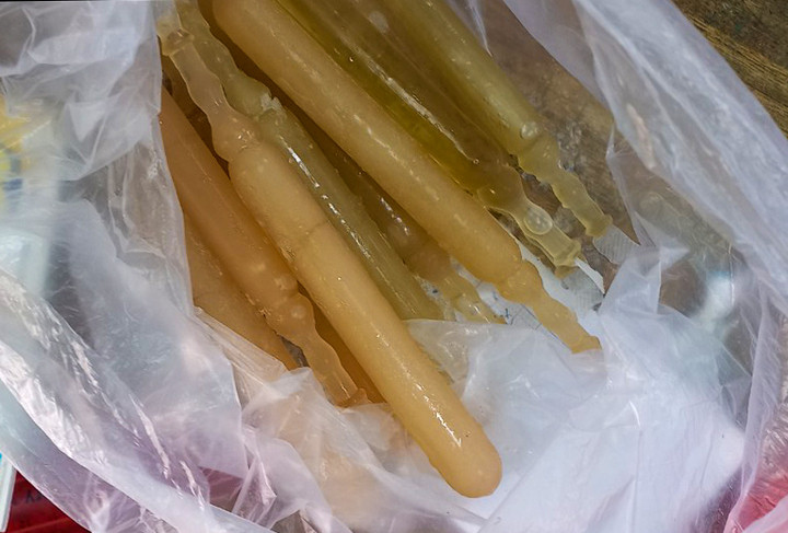 16 học sinh tiểu học ở Quảng Nam ngộ độc sau khi ăn kem ống trước cổng trường - 1