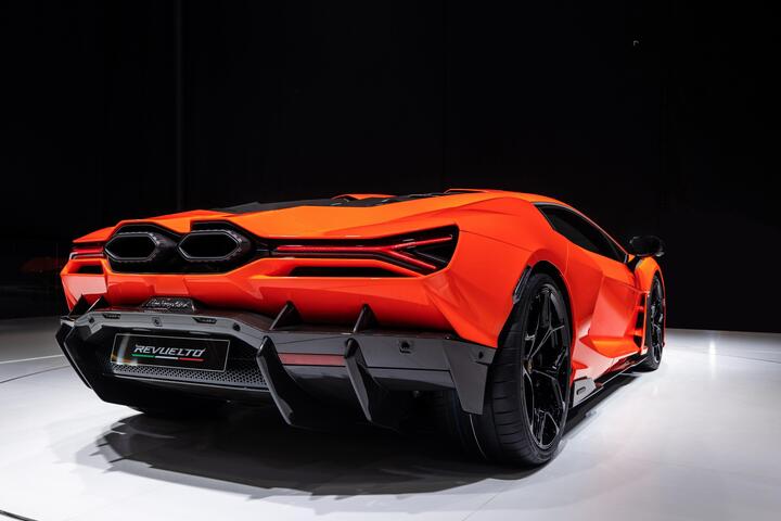 Siêu xe hybrid Lamborghini Revuelto ra mắt châu Á - 3