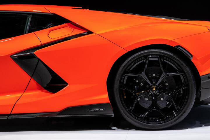 Siêu xe hybrid Lamborghini Revuelto ra mắt châu Á - 13