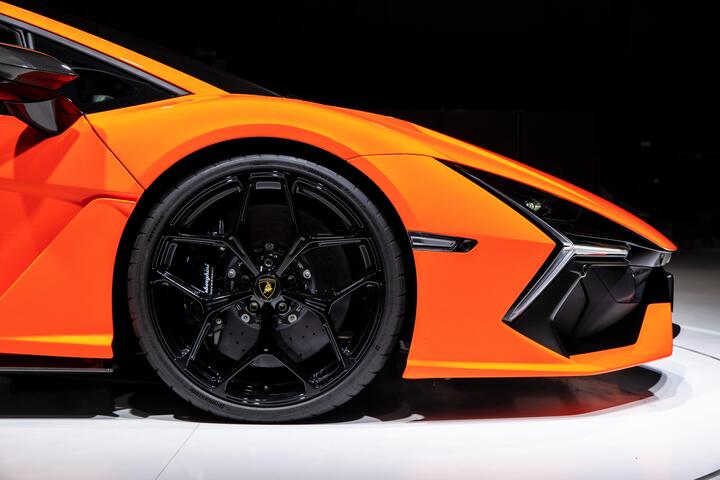 Siêu xe hybrid Lamborghini Revuelto ra mắt châu Á - 7