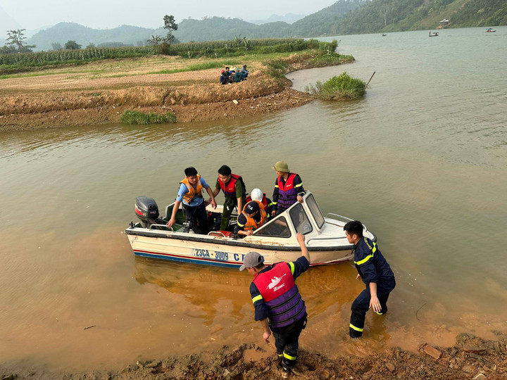 Lật thuyền ở Hà Giang, 3 người mất tích - 1