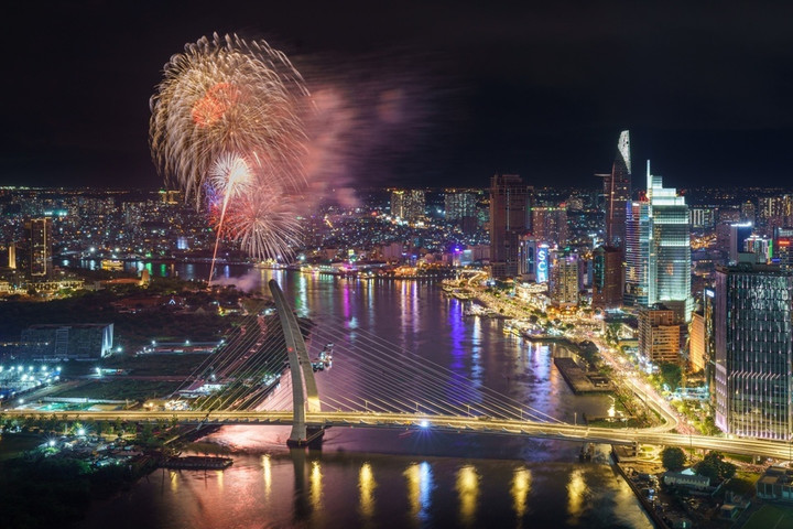 TP.HCM bắn pháo hoa ở 2 địa điểm đêm 30/4 - 1