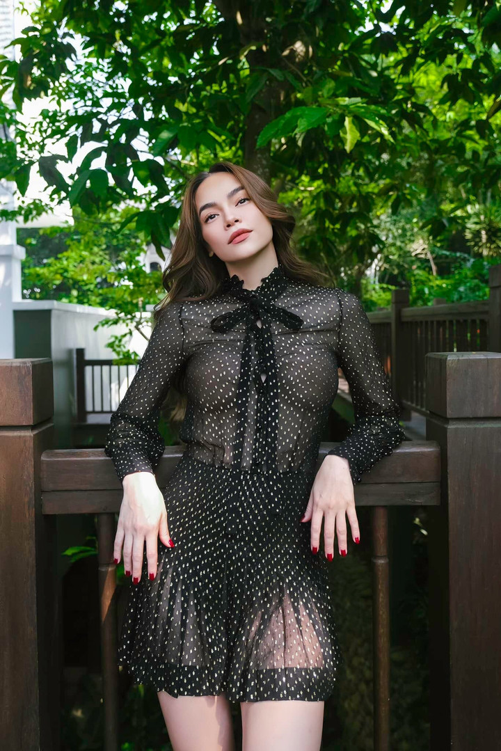 Sao Việt 22/4: Hà Hồ gợi cảm, Minh Hằng xinh đẹp với váy bầu - 1