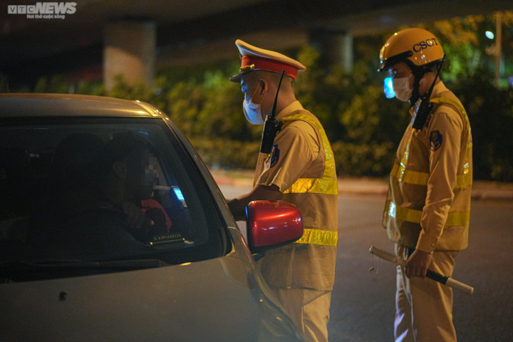 Vi phạm nồng độ cồn kịch khung, tài xế ở Hà Nội khóc xin tha - 8