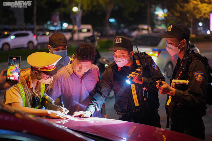 Vi phạm nồng độ cồn kịch khung, tài xế ở Hà Nội khóc xin tha - 6