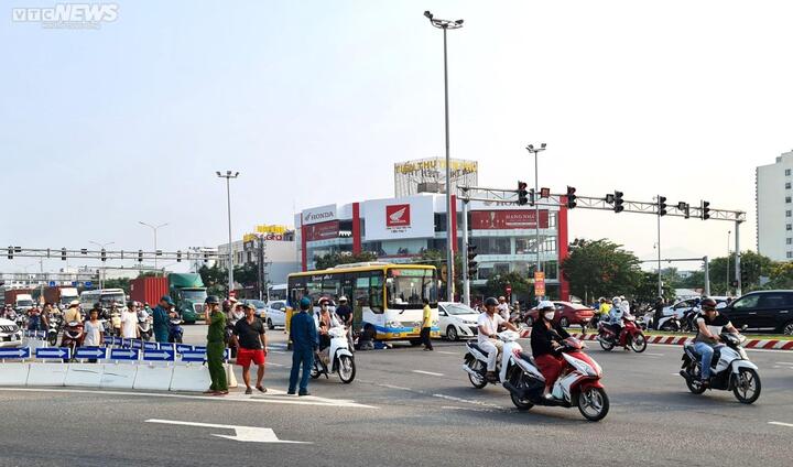 Người phụ nữ chết thảm dưới bánh xe buýt - 1