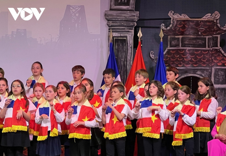 Tưng bừng kỷ niệm 50 năm quan hệ ngoại giao Việt - Pháp tại thủ đô Paris - 3