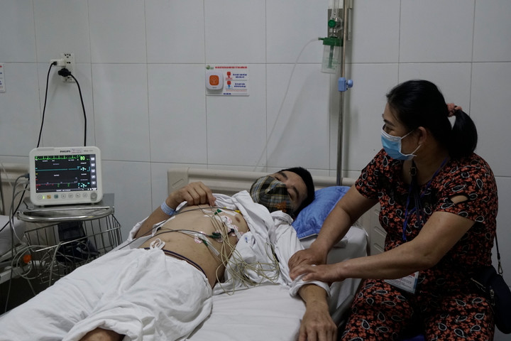 Nhìn bệnh tật dày vò chồng, chị Khuê luôn cố gắng làm việc để có tiền chạy chữa.