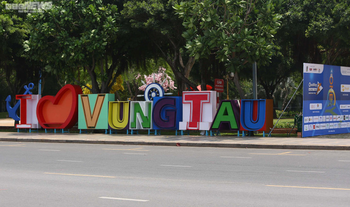 Ngắm cung đường OneWay Marathon Vũng Tàu 2023 ngợp sắc hoa giấy - 3