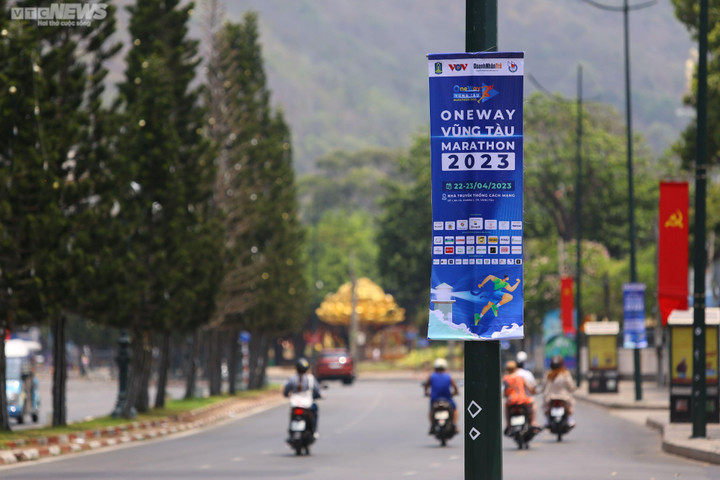 Ngắm cung đường OneWay Marathon Vũng Tàu 2023 ngợp sắc hoa giấy - 1