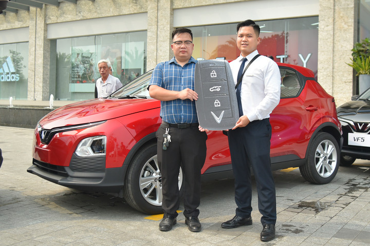 VinFast chính thức bàn giao xe VF 5 Plus cho khách hàng - 1