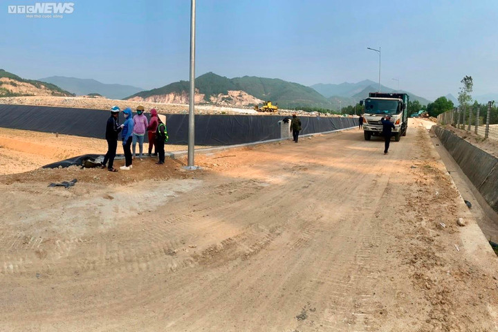  Bình Định: Cháy bãi rác nhiều ngày, người dân sống chung với khói, mùi khét - 3