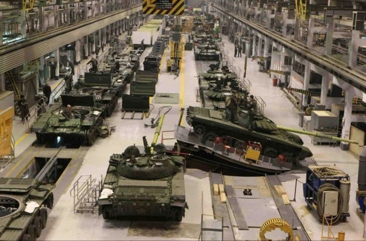Dây chuyền sản xuất xe tăng Nga quá tải? - 1