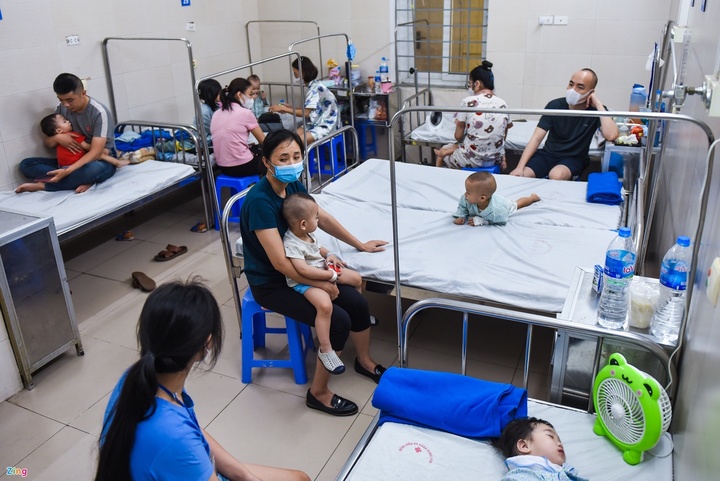 Trẻ nhập viện tăng, bệnh viện ở Hà Nội lại kín giường - 1
