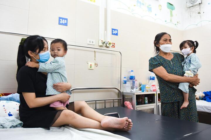 Trẻ nhập viện tăng, bệnh viện ở Hà Nội lại kín giường - 4