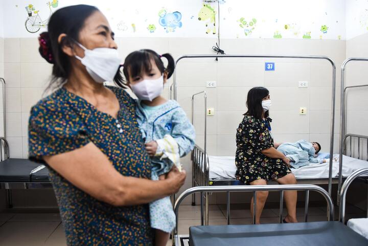 Trẻ nhập viện tăng, bệnh viện ở Hà Nội lại kín giường - 5