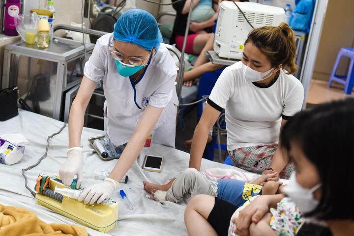 Trẻ nhập viện tăng, bệnh viện ở Hà Nội lại kín giường - 7