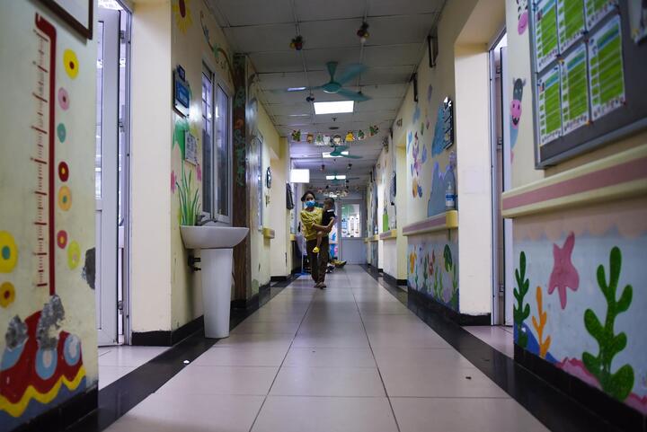Trẻ nhập viện tăng, bệnh viện ở Hà Nội lại kín giường - 11