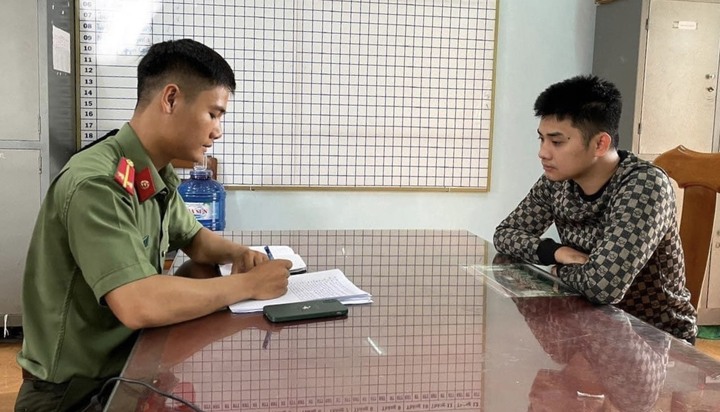 Xử phạt nam thanh niên chụp ảnh mặc quân phục đăng lên mạng để 'câu like' - 1
