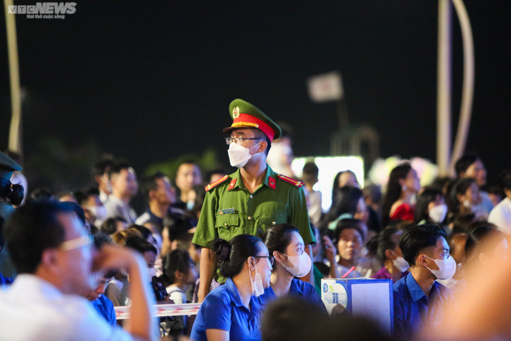 Vạn người chen chúc xem khai trương du lịch biển Hà Tĩnh - 8