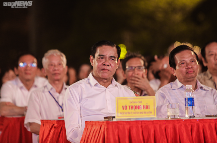 Vạn người chen chúc xem khai trương du lịch biển Hà Tĩnh - 3