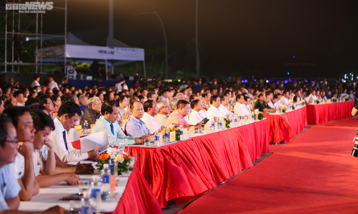 Vạn người chen chúc xem khai trương du lịch biển Hà Tĩnh - 5