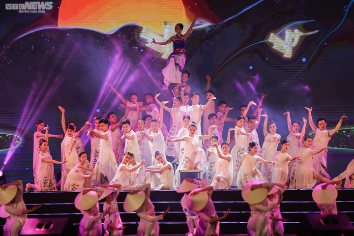 Vạn người chen chúc xem khai trương du lịch biển Hà Tĩnh - 10