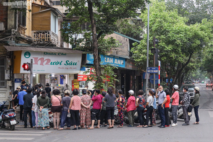 Người Hà Nội xếp hàng dài chờ mua bánh trôi, bánh chay Tết Hàn thực từ 5h sáng - 2