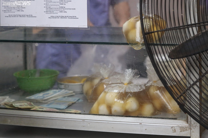 Người Hà Nội xếp hàng dài chờ mua bánh trôi, bánh chay Tết Hàn thực từ 5h sáng - 12