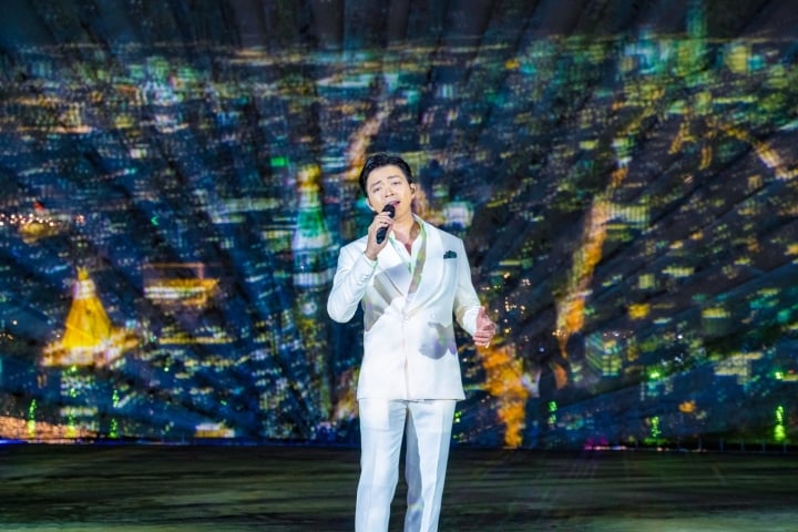 Hit 'Về với em' bùng nổ trên sân khấu nổi Phú Quốc United Center - 6