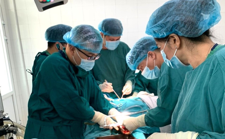 Dùng kíp nổ đánh cá, thanh niên bị đứt 2 bàn tay, dập phổi - 1